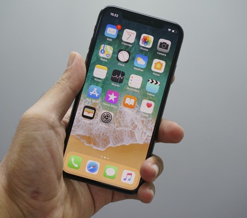 iPhone 17 Pro Max vs Samsung Galaxy S26 Ultra: Camera, Battery & AI Compared