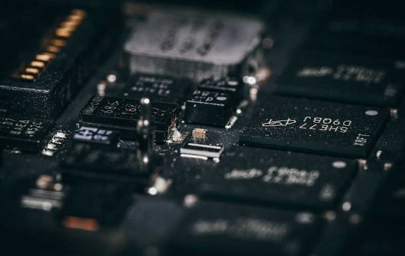 What Is a Snapdragon 8 Elite Chip? How It Affects Your Phone Performance
