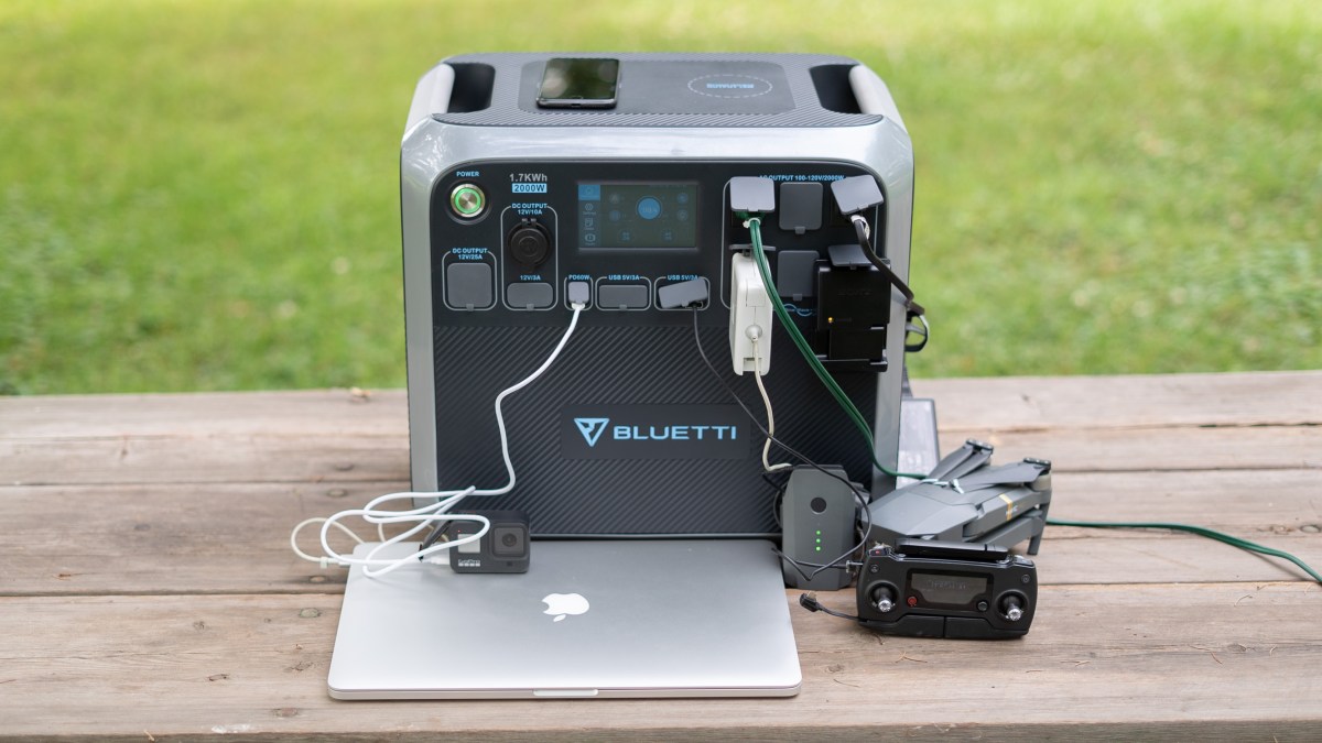 Bluetti AC200 charging multiple devices