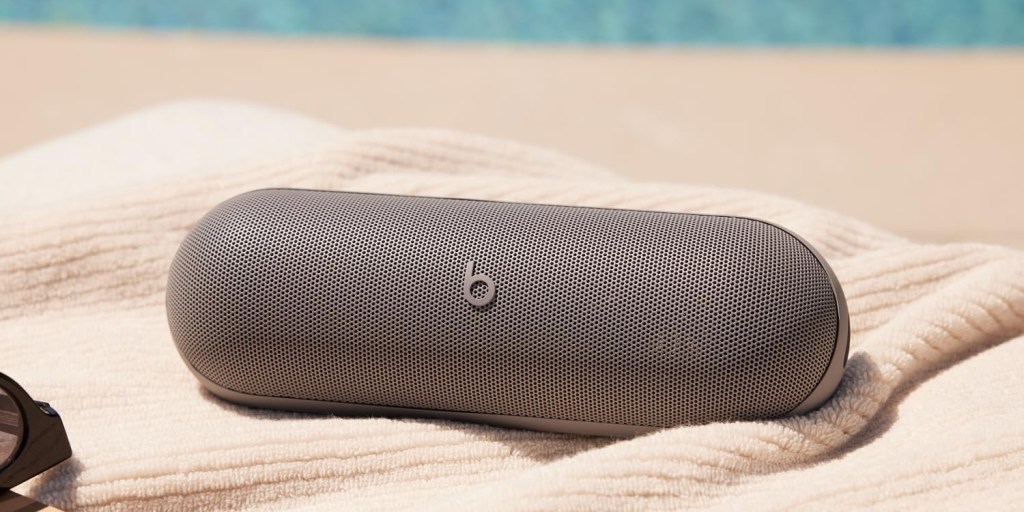 dark gray Beats Pill