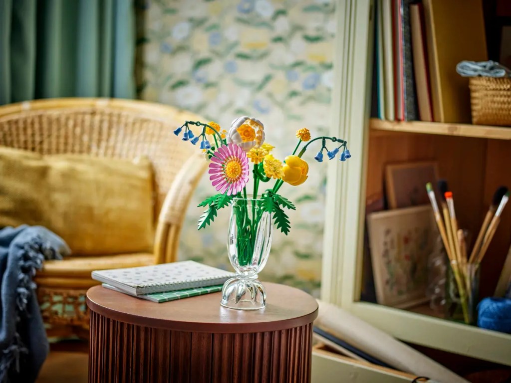 A vase of flowers on a table