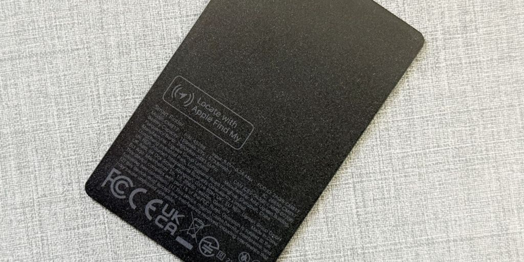 Image showing the back of UGREEN's FineTrack Slim tracker.