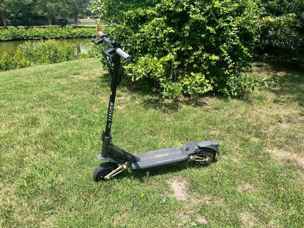 A navee st3 pro scooter in a grassy area