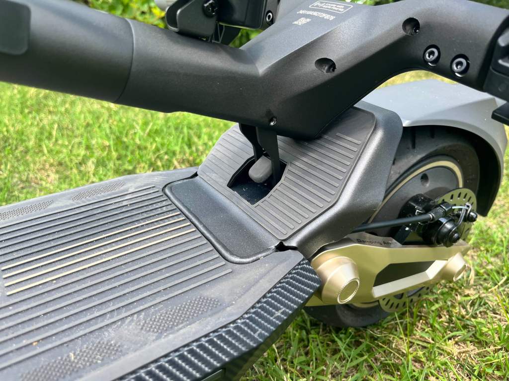A close up of navee st3 pro scooter folding mechanism
