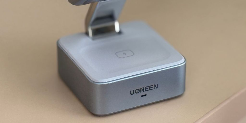 Image showing the base of UGREEN's 2-in-1 MagFlow charging station.