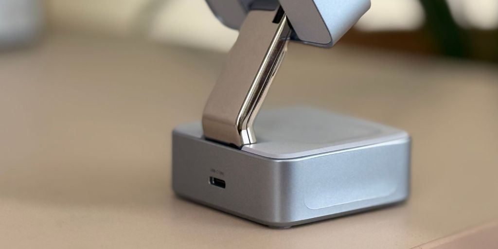 Image showing back of UGREEN's 2-in-1 MagFlow charging station.